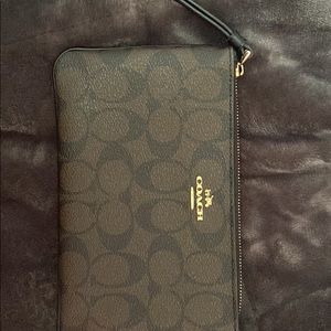 Brand new coach wristlet in perfect condition
